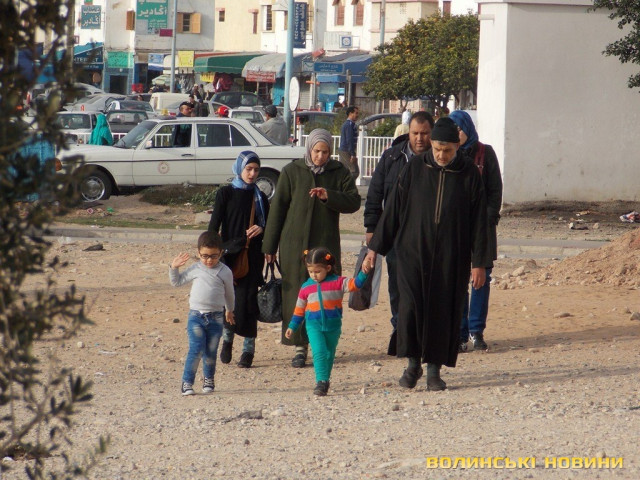 Родина в Агадирі іде на базар